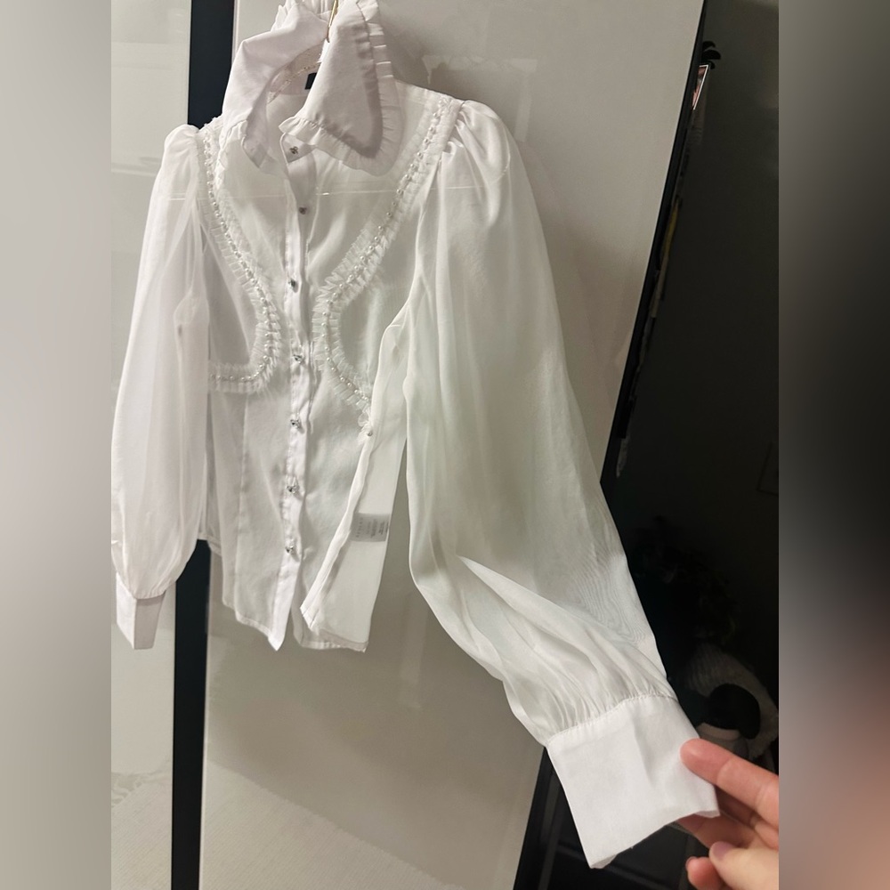 Beulah White Blouse with Button Detailing💙